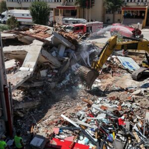 balikesirdeki depremde yikilan binanin enkazi kaldiriliyor beuzMNUZ