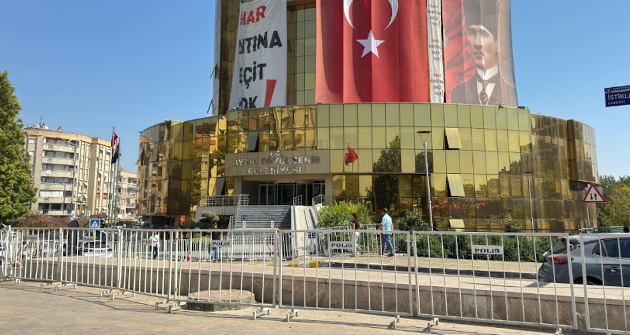 gerginlik sonrasi aydin buyuksehir belediyesinde bariyer onlemi O1GlrGOb