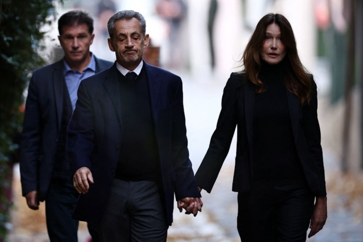 bugun hapse girecek olan eski cumhurbaskani nicolas sarkozyye destek gosterisi hMQAsE4K.jpg