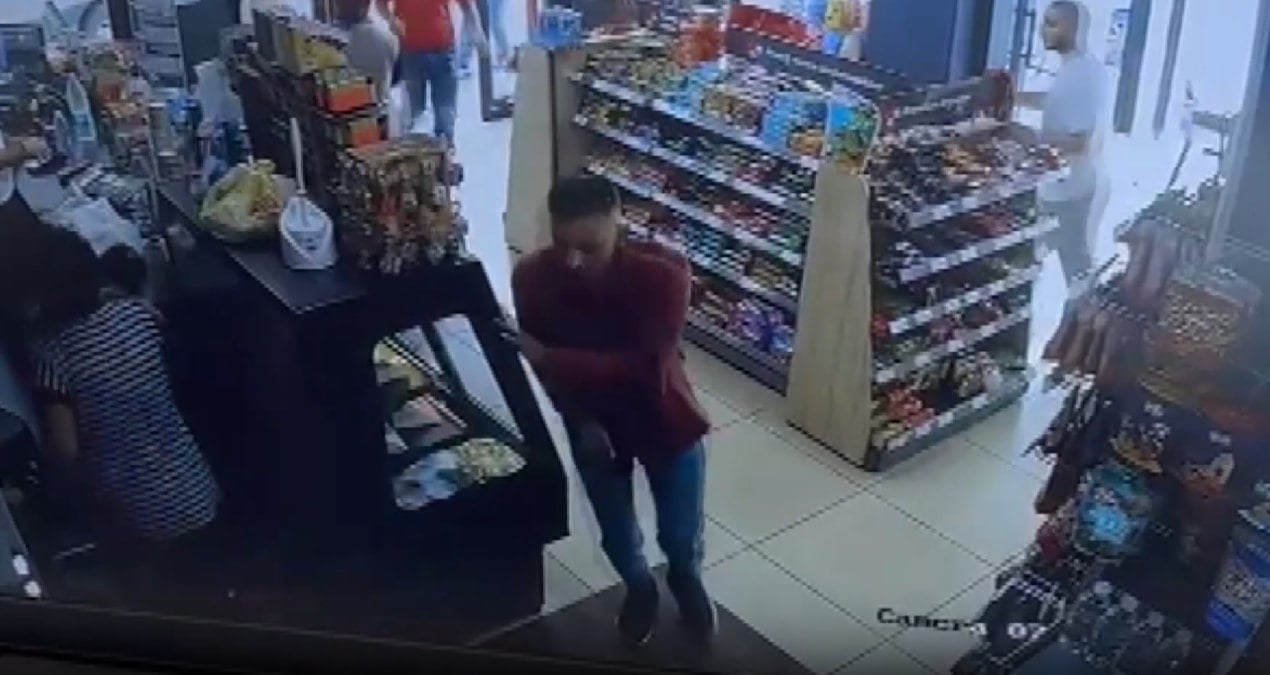 eski esinin yaninda gordu akaryakit istasyonunda dehset sacti o anlar kamerada Skb9QVSk