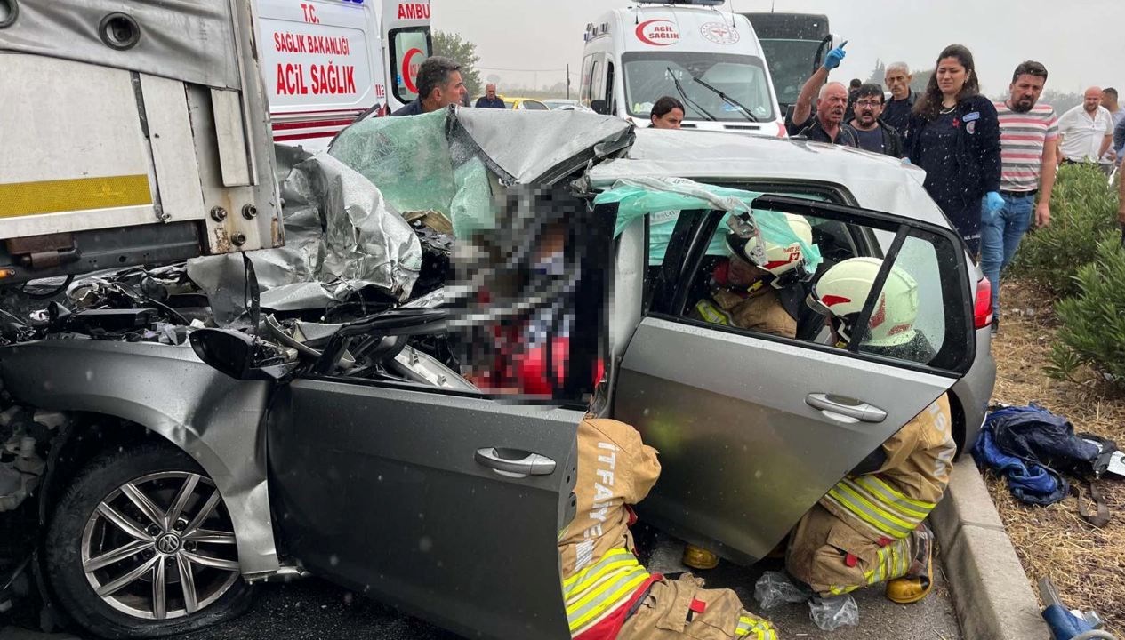 manisada tir kamyonet ve 3 otomobil birbirine girdi 1 olu 2 yarali ZLMf7NPz