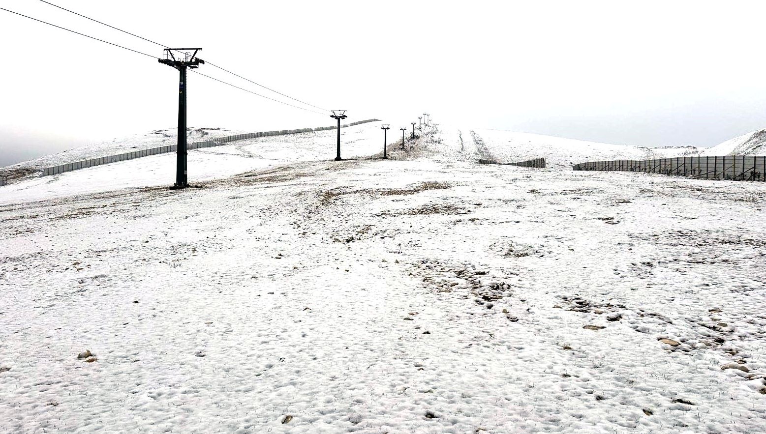 yagisli hava yerini kara birakti zirve beyaza burundu hD82mm7Q.jpg