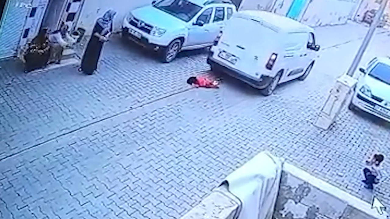 2 yasindaki leylanin aci olumu kargo aracinin altinda kaldi hayatini kaybetti OIWvkQ75.jpg