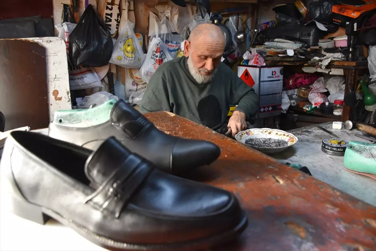 60 yildir el yapimi ayakkabi ureten usta mustafa sandikci BziKQGRH.jpg