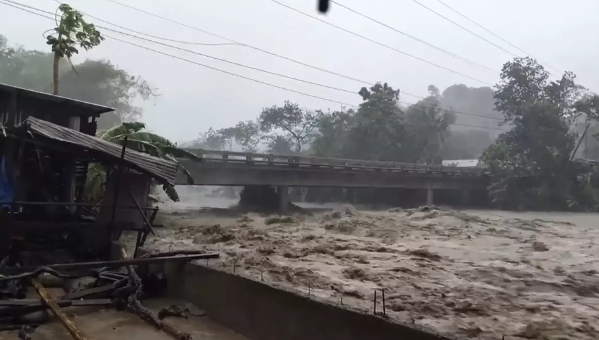 filipinlerde kalmaegi tayfunu felaketi 66 olu 962AQL3P.jpg