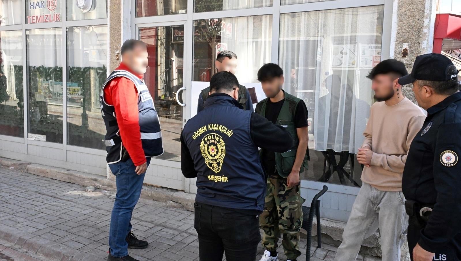 kirsehirde 5 duzensiz gocmen yakalandi uDwVNGOH.jpg