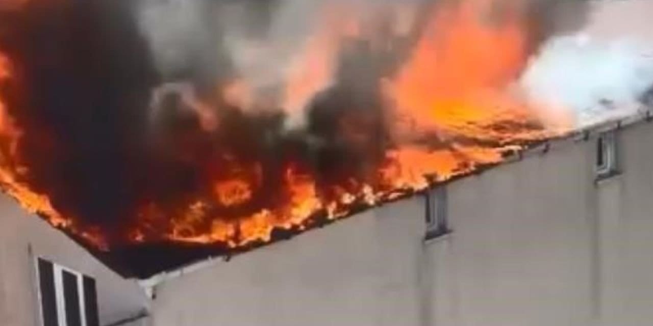Sarıyer’de 5 Katlı Binada Yangın: Çatı Alev Alev Yandı