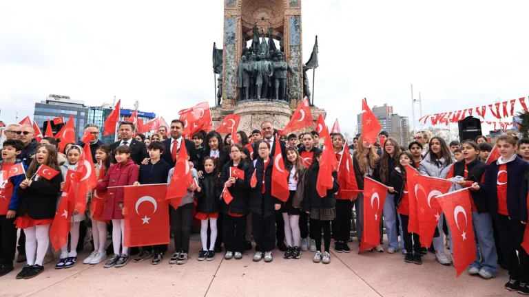 taksimde-imamoglusuz-bir-23-nisan-toreni-daha-ibb-baskanvekili-nuri-aslan-koltugunu-zeynep-miraya-6PbJHfOe