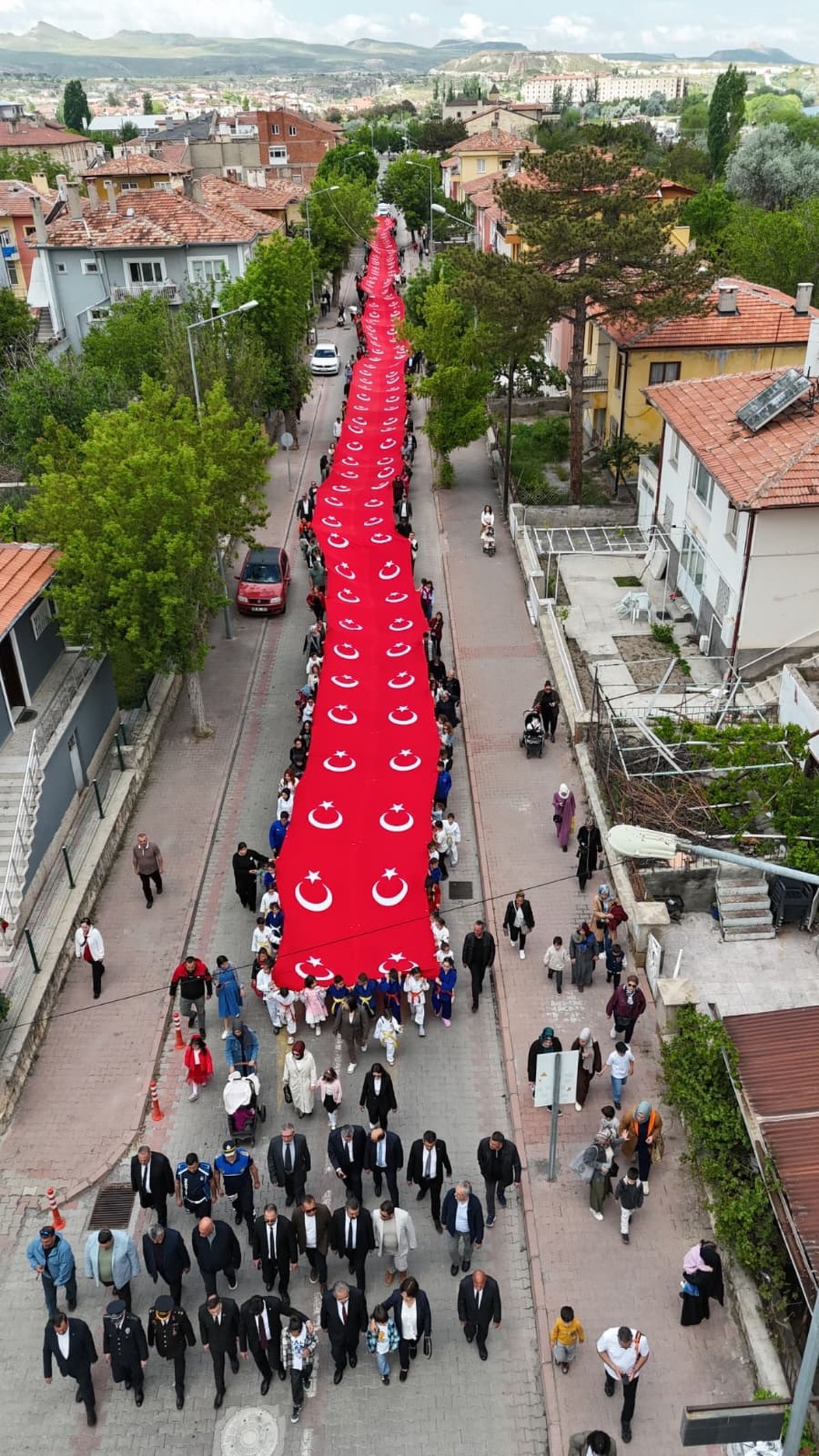 avanosta-19-mayis-coskusu-135-metrelik-dev-turk-bayragi-kortejle-tasindi-iifHA1nn