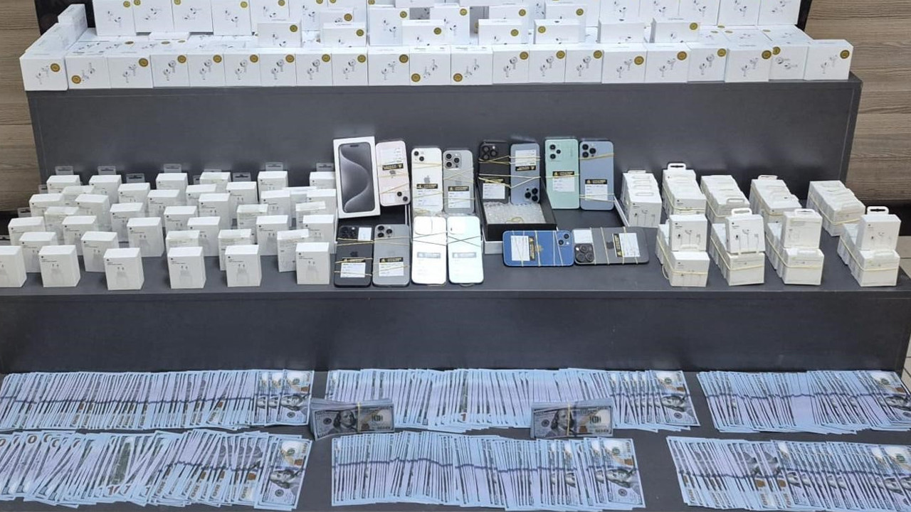 bayrami-firsata-cevireceklerdi-sahte-dolar-klonlanmis-telefon-polis-dolandiricinin-kirli-planini-cokertti-n1kwbuA6