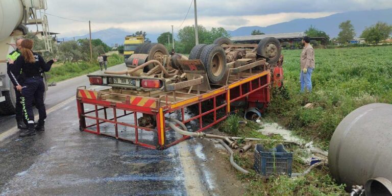 izmirde-otomobil-ile-sut-yuklu-kamyon-carpisti-5-yarali-ZraBzh8t