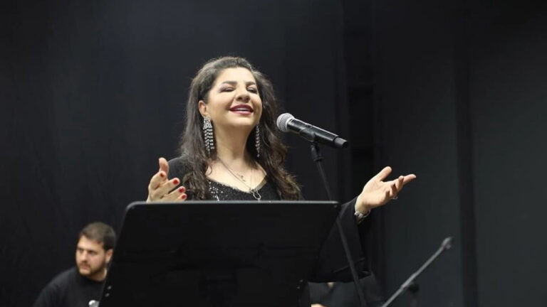 sakaryada-turk-sanat-muzigi-ruzgari-cigdem-gurdal-sahne-aldi-S2pKpvIK-1