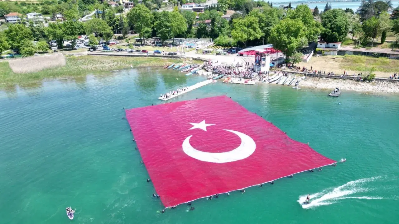 sapanca-golunde-19-mayista-1923-metrekarelik-turk-bayragi-acildi-lacJHbWs