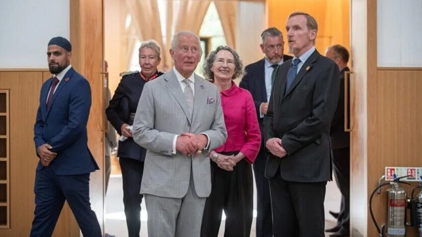 Ingiltere krali 3 charles cambridge merkez camisini ziyaret etti hlLjZJ4a