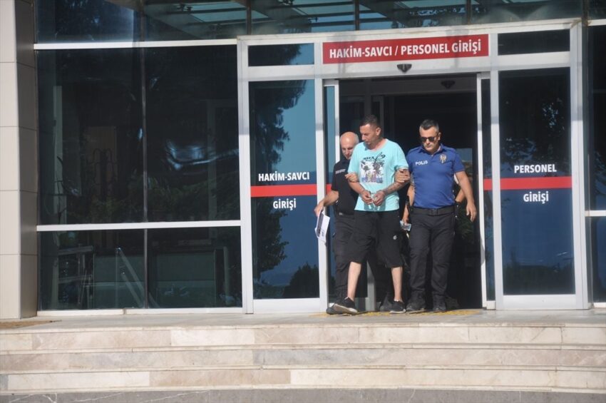 Izmirde is yerini kundakladigi iddia edilen supheli tutuklandi VVh1WTZX